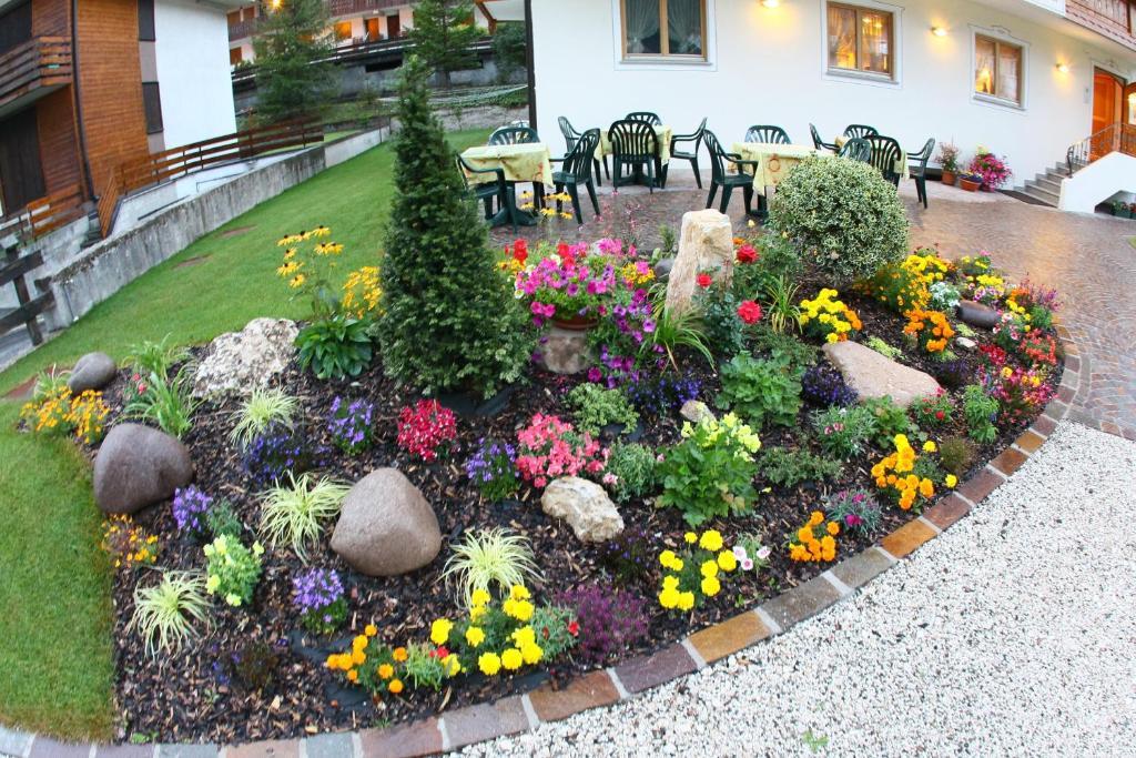 Отель Garni Pra Fiori Кампителло-ди-Фасса Экстерьер фото